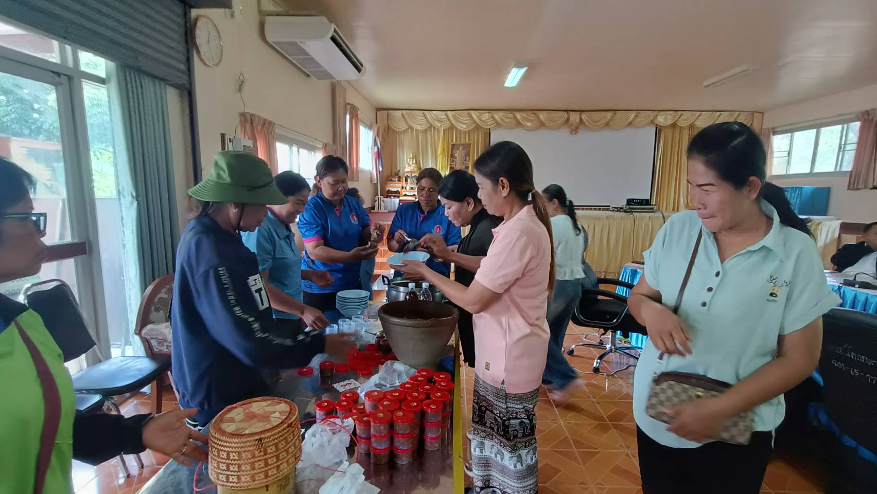 คณะกรรมการพัฒนาสตรีตำบลโคกกลางรุกพัฒนาศักยภาพสตรี ฝึกอาชีพ "ทำแจ่วบอง" ควบคู่การยุติความรุนแรงในครอบครัว