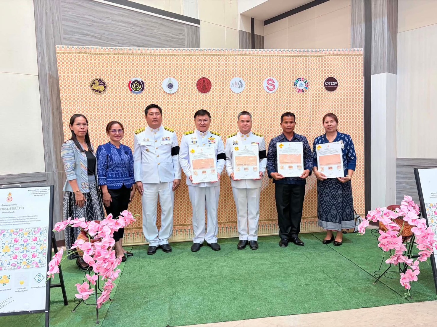 อำเภอเพ็ญ เข้าร่วมพิธีรับมอบลายผ้าพระราชทาน “ลายขอสมเด็จฯ-เจ้าฟ้า” และ “บุปผาบรมราชินีนาถ” สืบสานภูมิปัญญาผ้าไทยและผ้าลายพระราชทาน วันอังคารที่ 26 พฤษภาคม 2569  เวลา 10:00 น.  ณ หอประชุมทองใหญ่ ศาลาการจังหวัดอุดรธานี