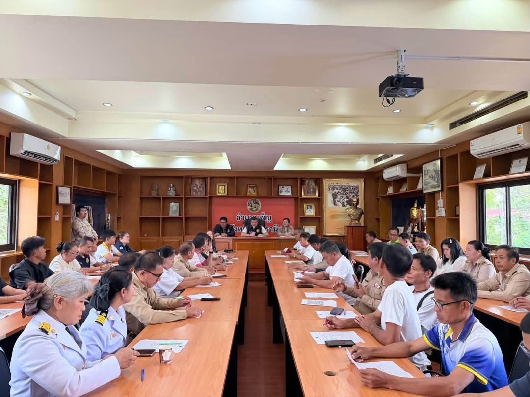 สำนักงานพัฒนาชุมชนอำเภอเพ็ญ เข้าร่วมประชุมเตรียมการขับเคลื่อนกองทุนหมู่บ้านและชุมชนเมืองอำเภอเพ็ญ โดยมี นายคณพศ พิมโคตร นายอำเภอเพ็ญ เป็นประธานการประชุมในครั้งนี้