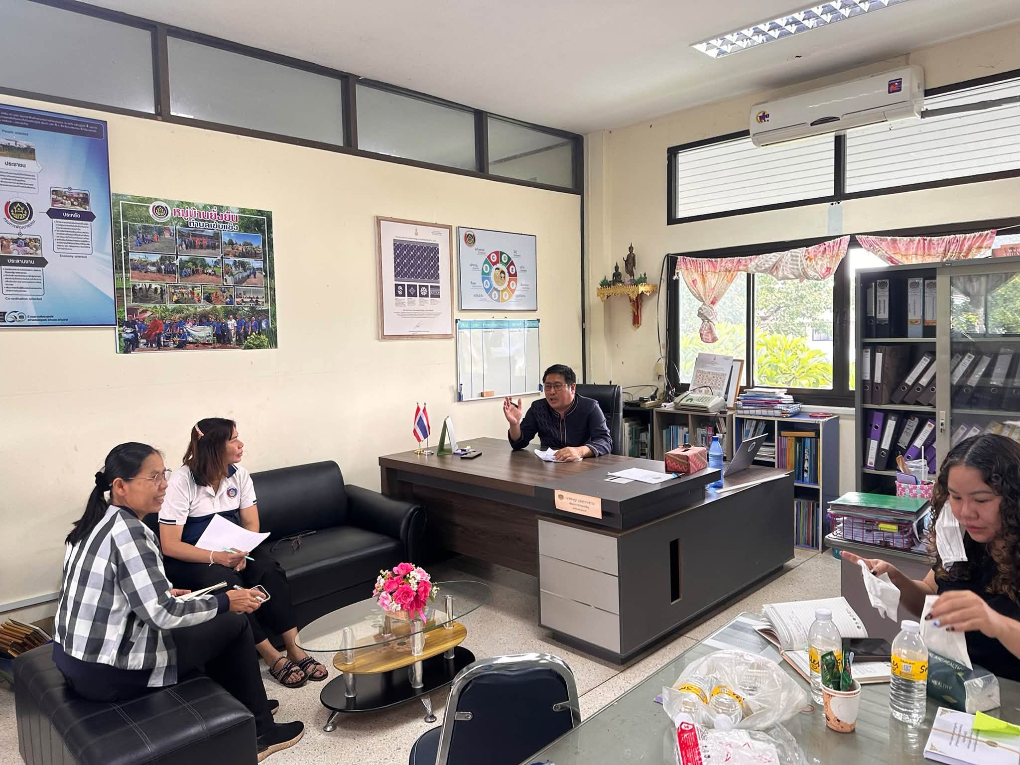 สำนักงานพัฒนาชุมชนอำเภอเพ็ญ ประชุมสำนักงานฯ เพื่อให้ภารกิจที่ได้รับมอบหมายดำเนินการเสร็จทันตามกำหนดเวลาและมีประสิทธิภาพประสิทธิผล ประชาชนได้ประโยชน์สูงสุด